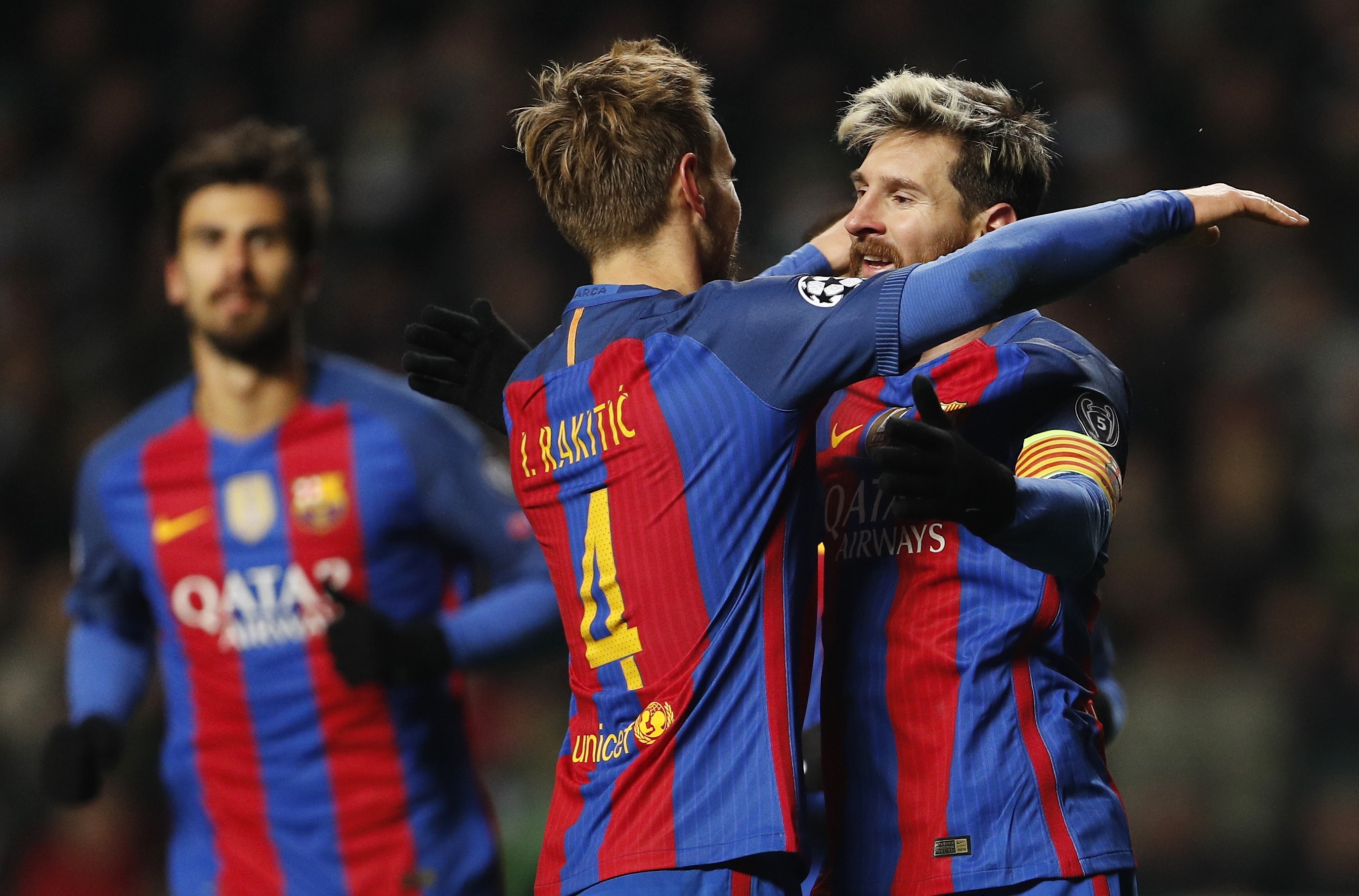 Messi lap cu dup dua barca vao vong 16 doi anh 8