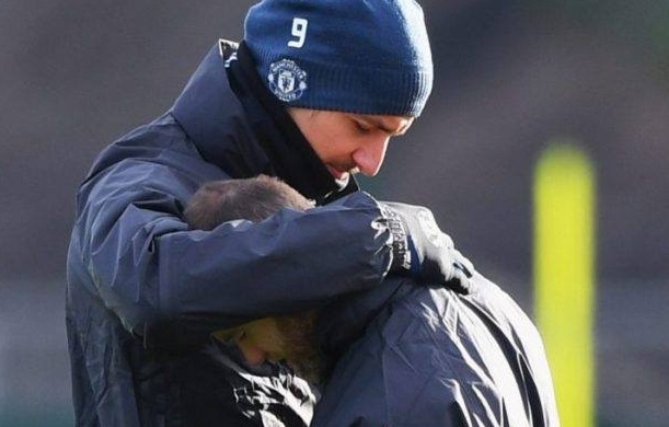 Rooney treu dua dong doi tren san tap hinh anh