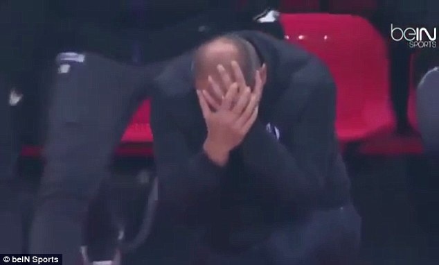 huan luyen vien an va vi trung may bay giay anh 1