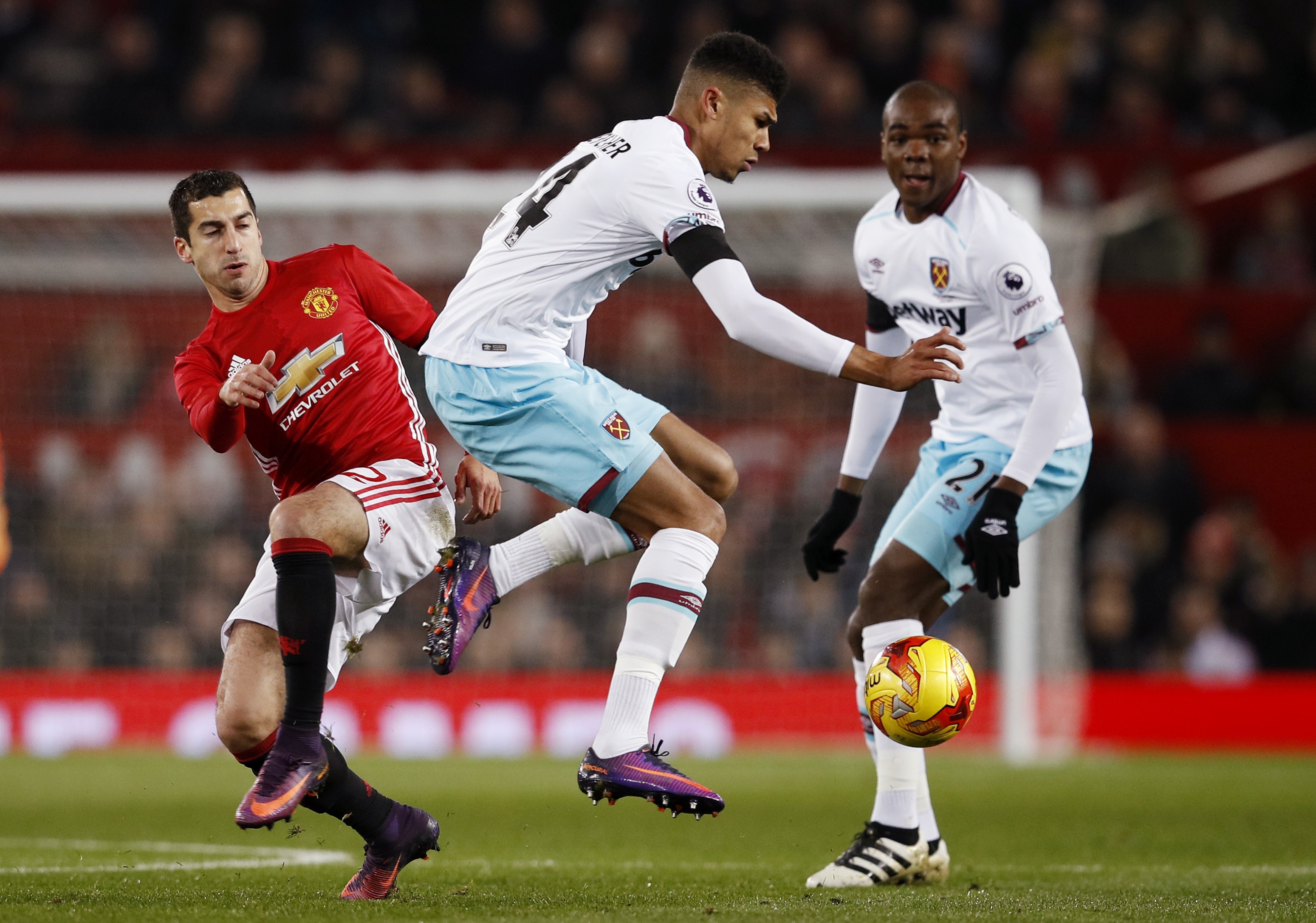 Thang West Ham,  MU vao ban ket cup lien doan anh 5