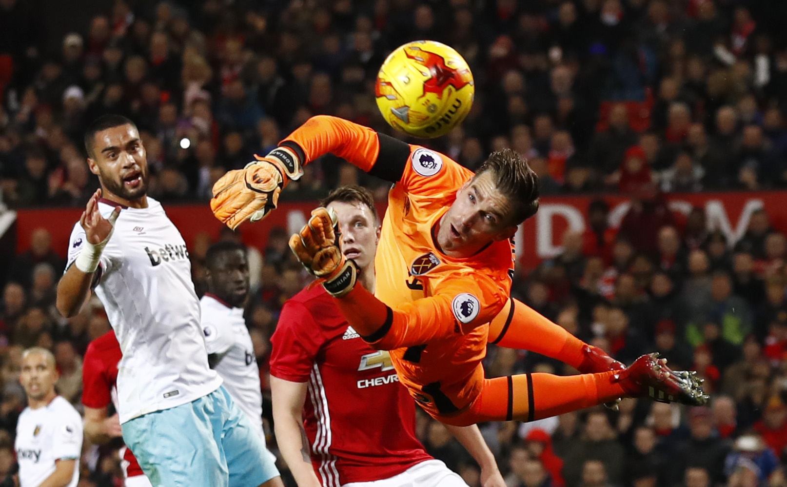 Thang West Ham,  MU vao ban ket cup lien doan anh 6