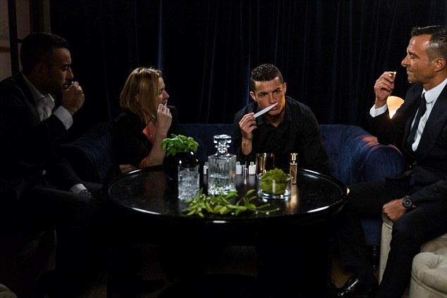 ronaldo ra mat nuoc hoa moi anh 2