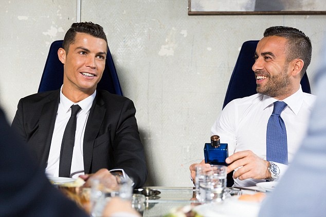 ronaldo ra mat nuoc hoa moi anh 7