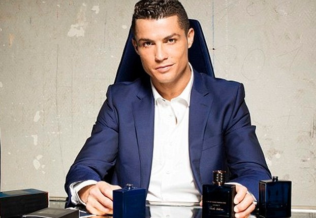 Ronaldo chay da cho sieu kinh dien bang huong nuoc hoa moi hinh anh