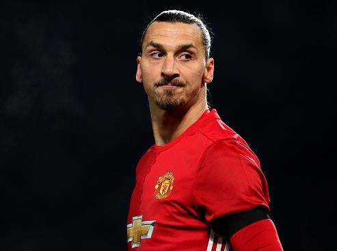Ibrahimovic thanh minh vu da vao mat hau ve Everton hinh anh