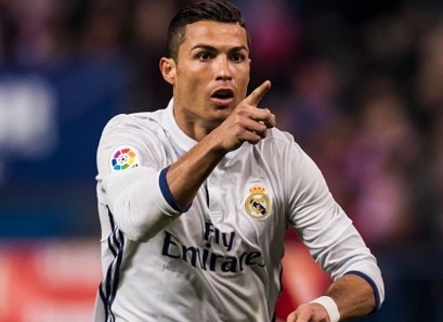 Real Madrid benh vuc Ronaldo vu tron thue hinh anh
