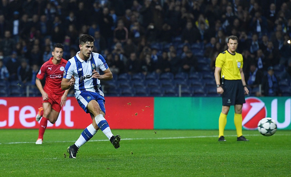 leicester thua tran dau tien o cup C1 anh 7