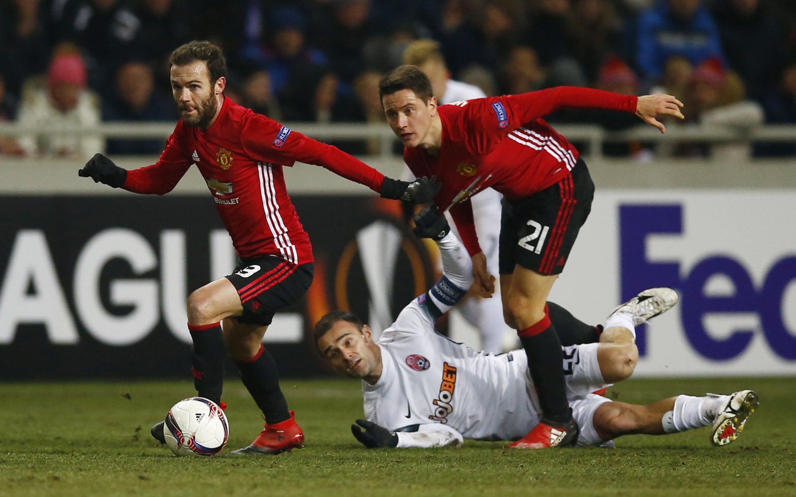 mkhitaryan ghi ban,  MU vuot qua vong bang cup C2 anh 3