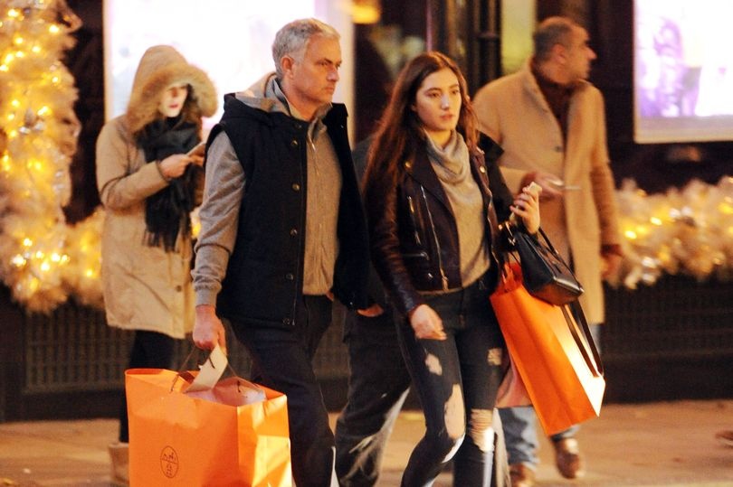 mourinho đi mua sắm cùng con gái ảnh 1 mourinho di mua sam cung con gai anh 1