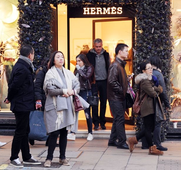 mourinho đi mua sắm cùng con gái ảnh 5 mourinho di mua sam cung con gai anh 5