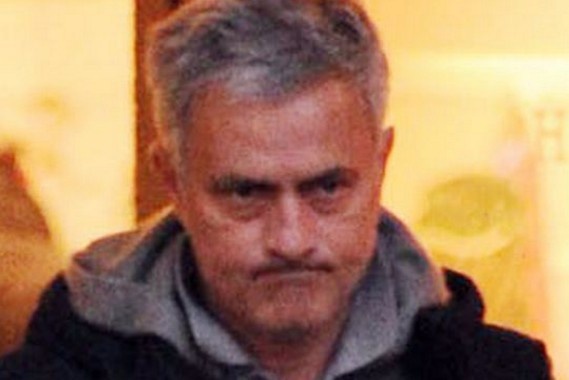 Mourinho cau co thap tung con gai di mua do nu trang hinh anh