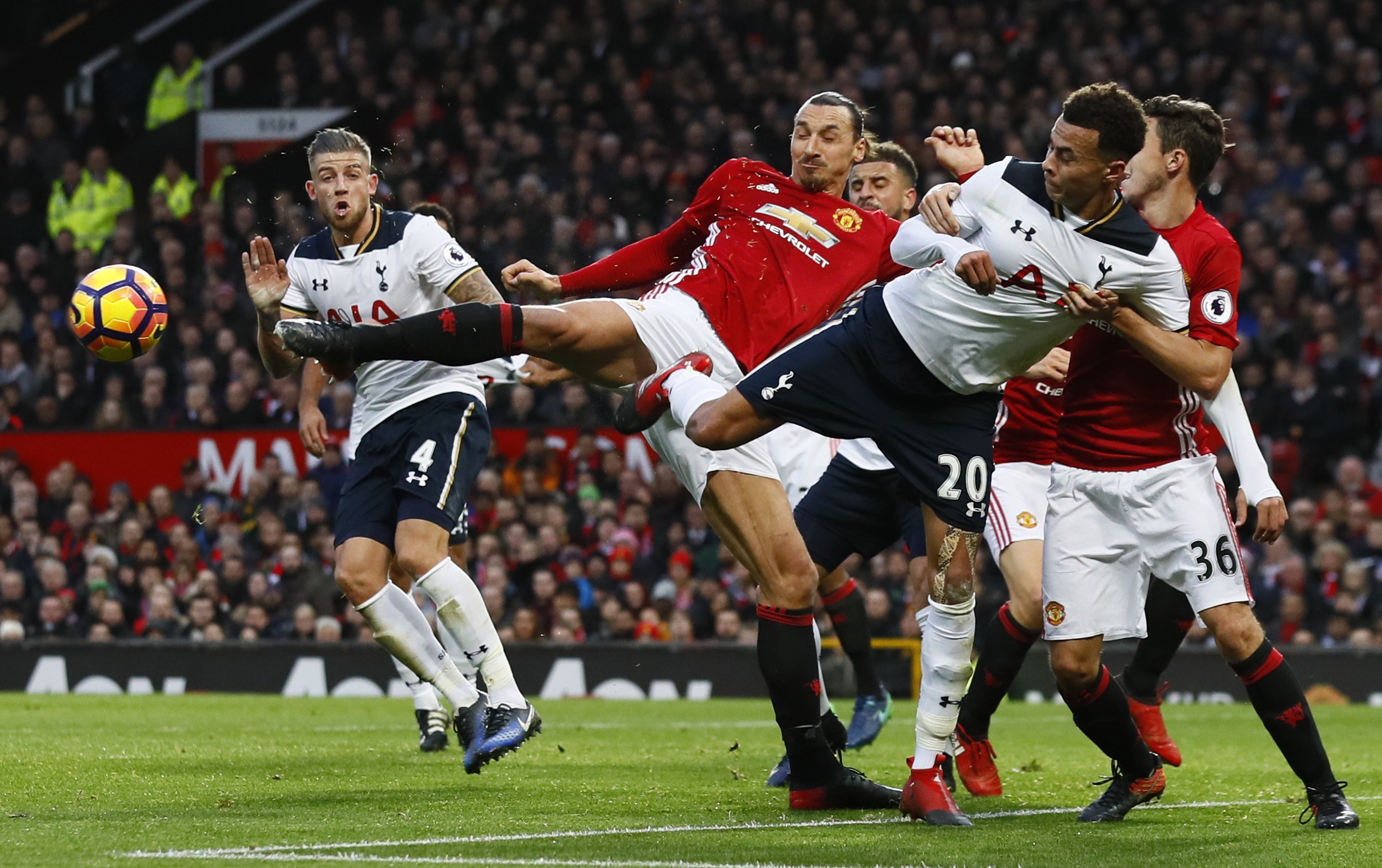 mkhitaryan di vao lich su giai Ngoai hang anh 8