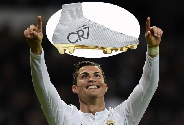 Ronaldo an mung Qua bong vang bang phien ban giay dac biet hinh anh