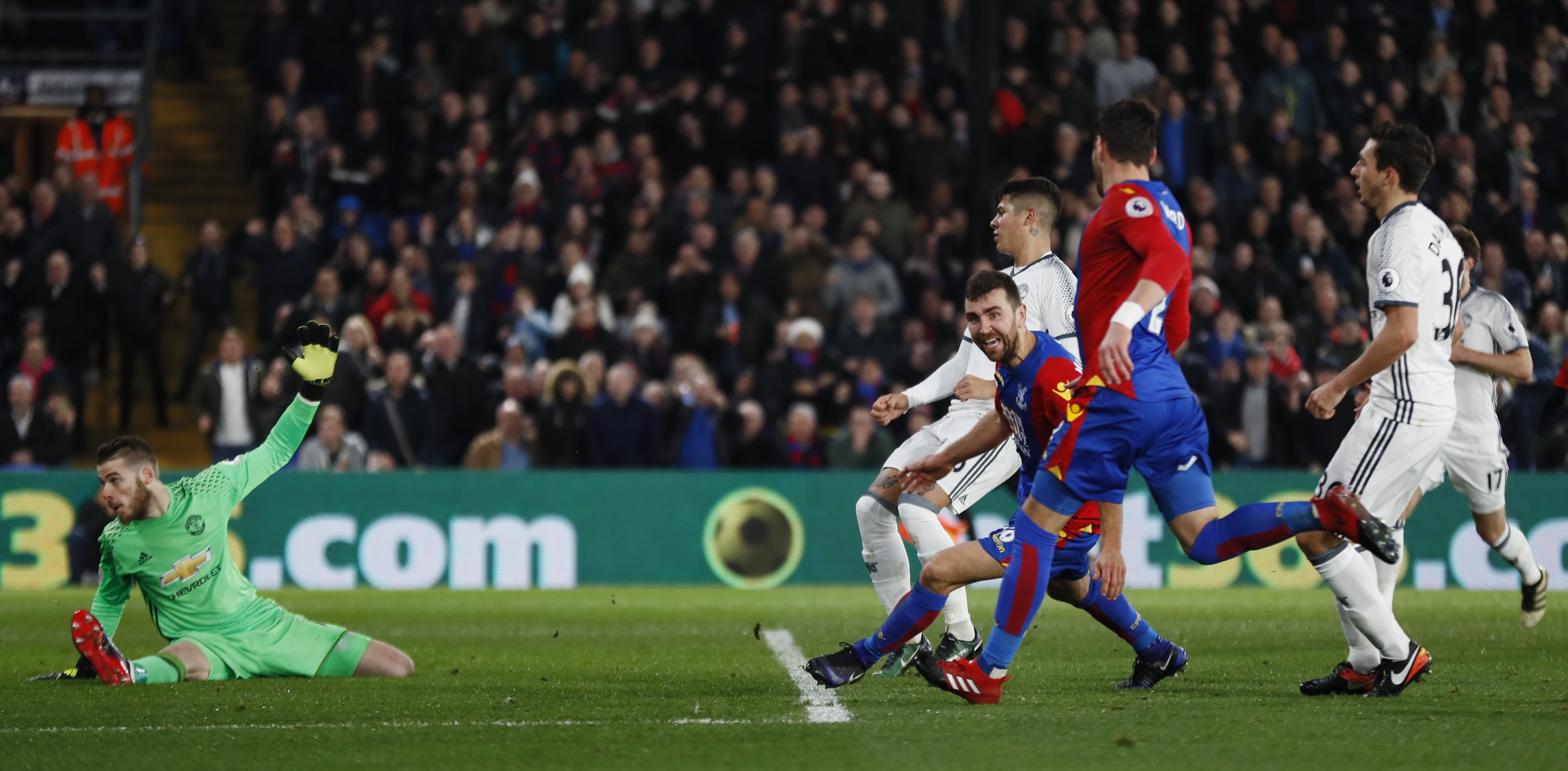 Ibra ghi ban giup MU thang Crystal Palace 2-1 anh 8