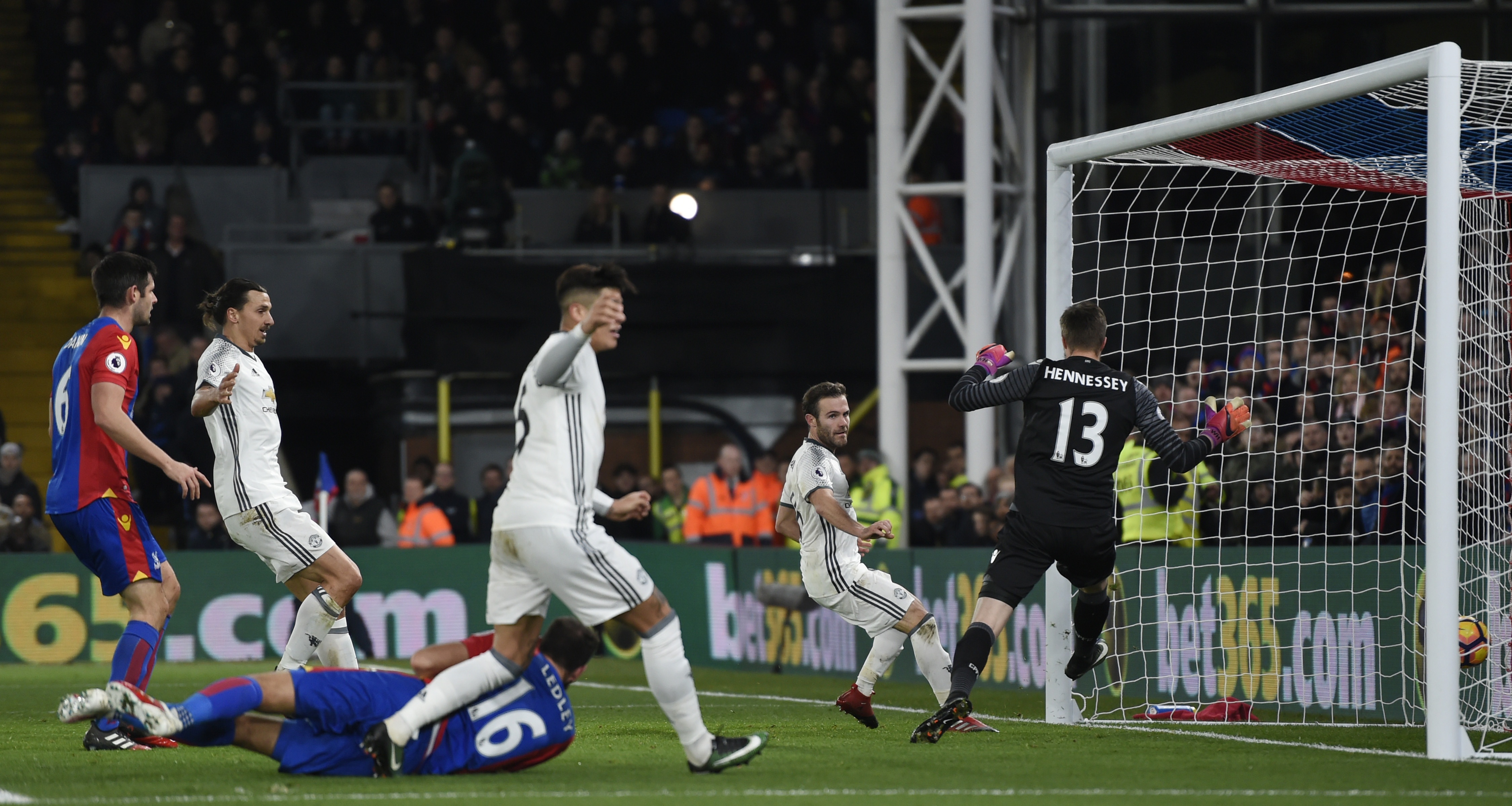 Ibra ghi ban giup MU thang Crystal Palace 2-1 anh 9