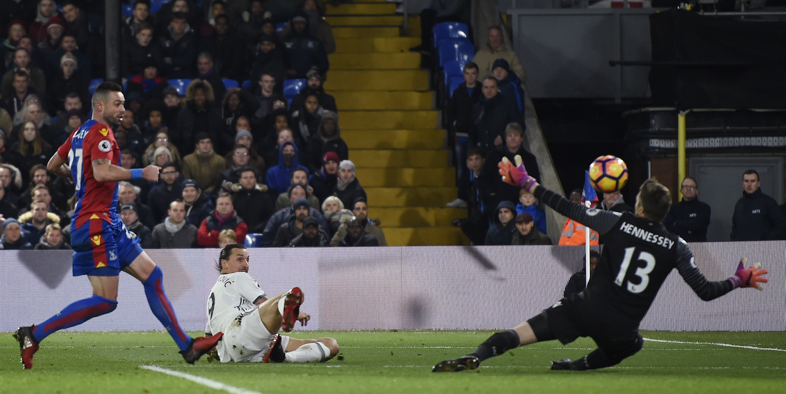 Ibra ghi ban giup MU thang Crystal Palace 2-1 anh 10