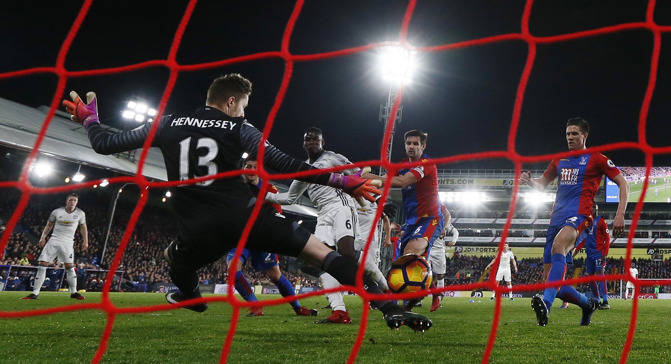 Ibra ghi ban giup MU thang Crystal Palace 2-1 anh 6