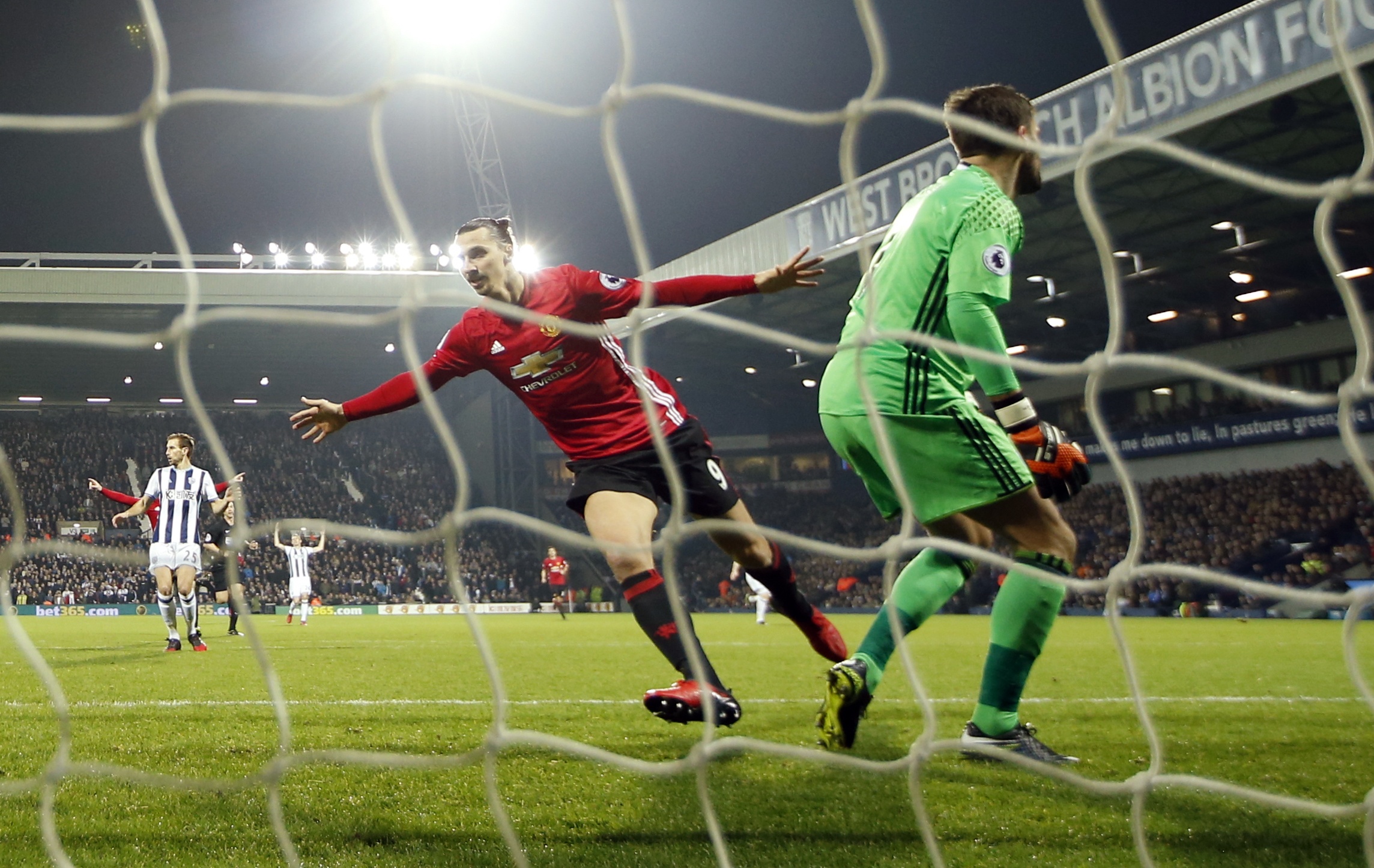 ibra làm lingard sợ phát khiếp khi ăn mừng ảnh 3 ibra lam lingard so phat khiep khi an mung anh 3