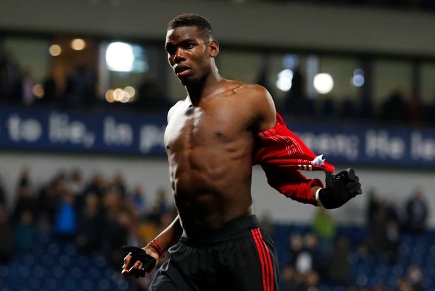 Mourinho giai trinh vi de cau thu nem ao cho fan hinh anh