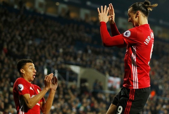 Ibra khien dong doi so hai khi an mung ban thang hinh anh