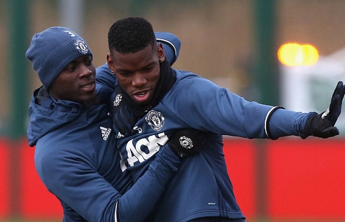 MU ra mat 2 cau thu moi trong buoi tap truoc Giang sinh hinh anh