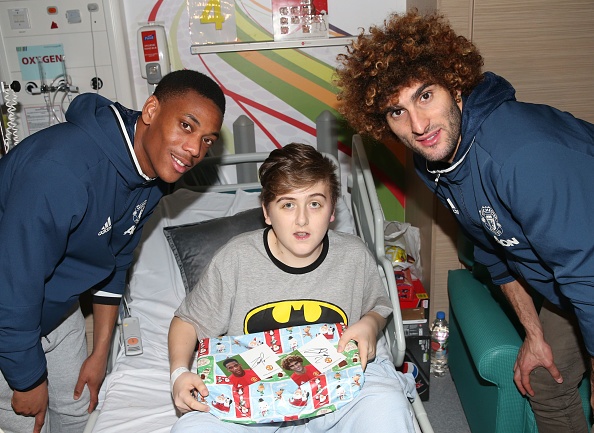 Ibra,  Pogba lam tu thien tai benh vien Manchester anh 3