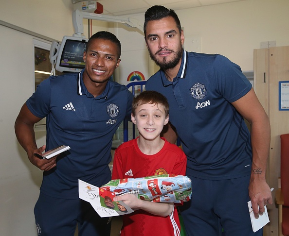 Ibra,  Pogba lam tu thien tai benh vien Manchester anh 4