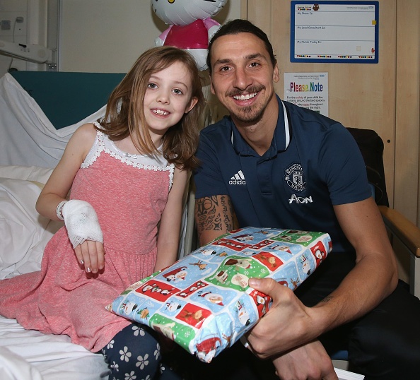 Ibra,  Pogba lam tu thien tai benh vien Manchester anh 5