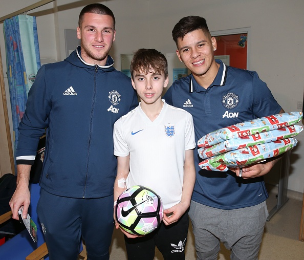 Ibra,  Pogba lam tu thien tai benh vien Manchester anh 7