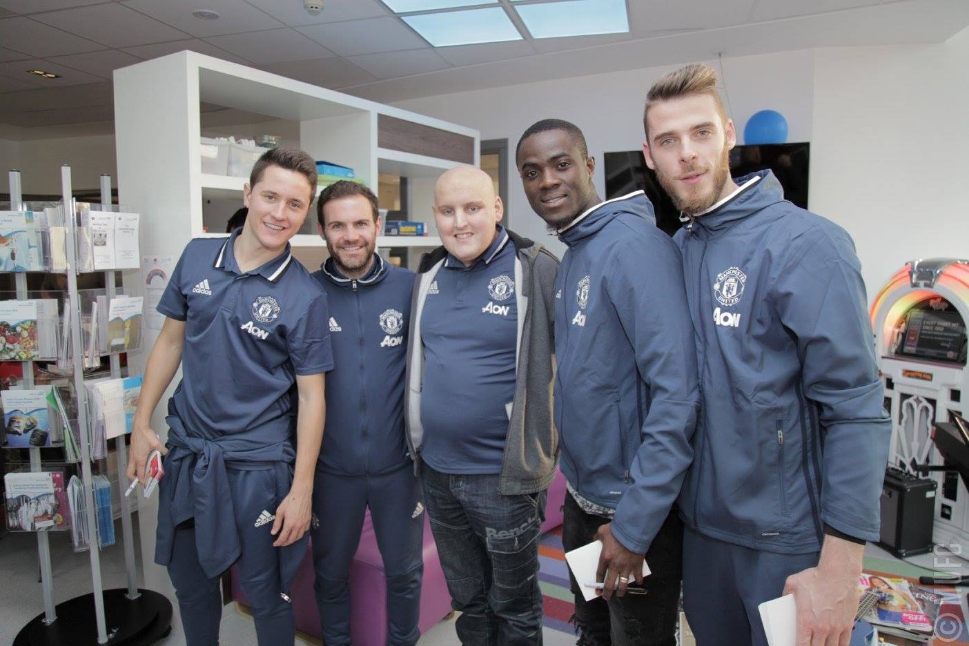 Ibra,  Pogba lam tu thien tai benh vien Manchester anh 8