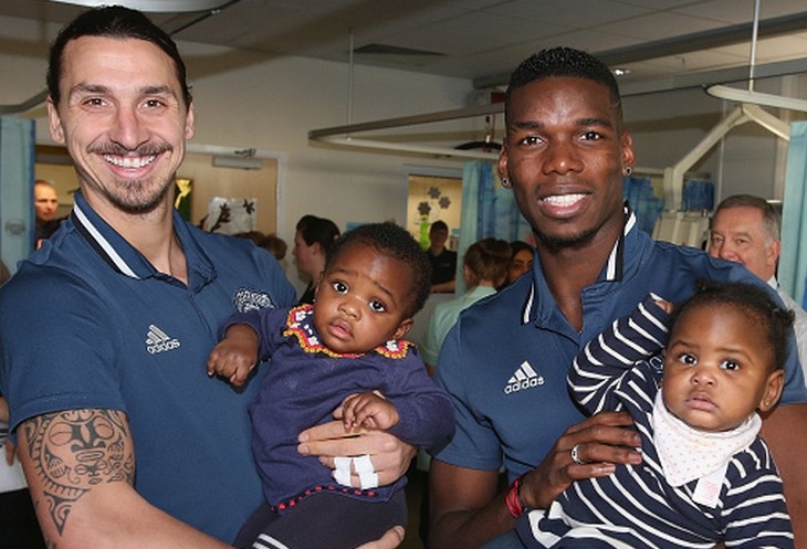 Ibra, Pogba mang khong khi Giang sinh den tre em Manchester hinh anh