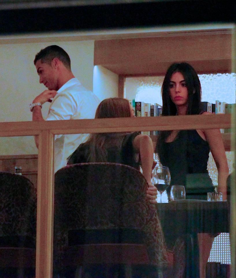 ronaldo khóa môi người tình trong bữa ăn tối ảnh 3 ronaldo khoa moi nguoi tinh trong bua an toi anh 3