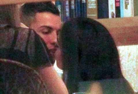 Ronaldo khoa moi nguoi tinh moi trong buoi hen ho hinh anh