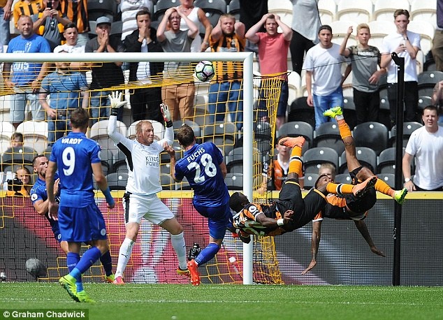 10 bàn thắng điên rồ nhất giải Ngoại hạng ảnh 5 10 ban thang dien ro nhat giai Ngoai hang anh 5