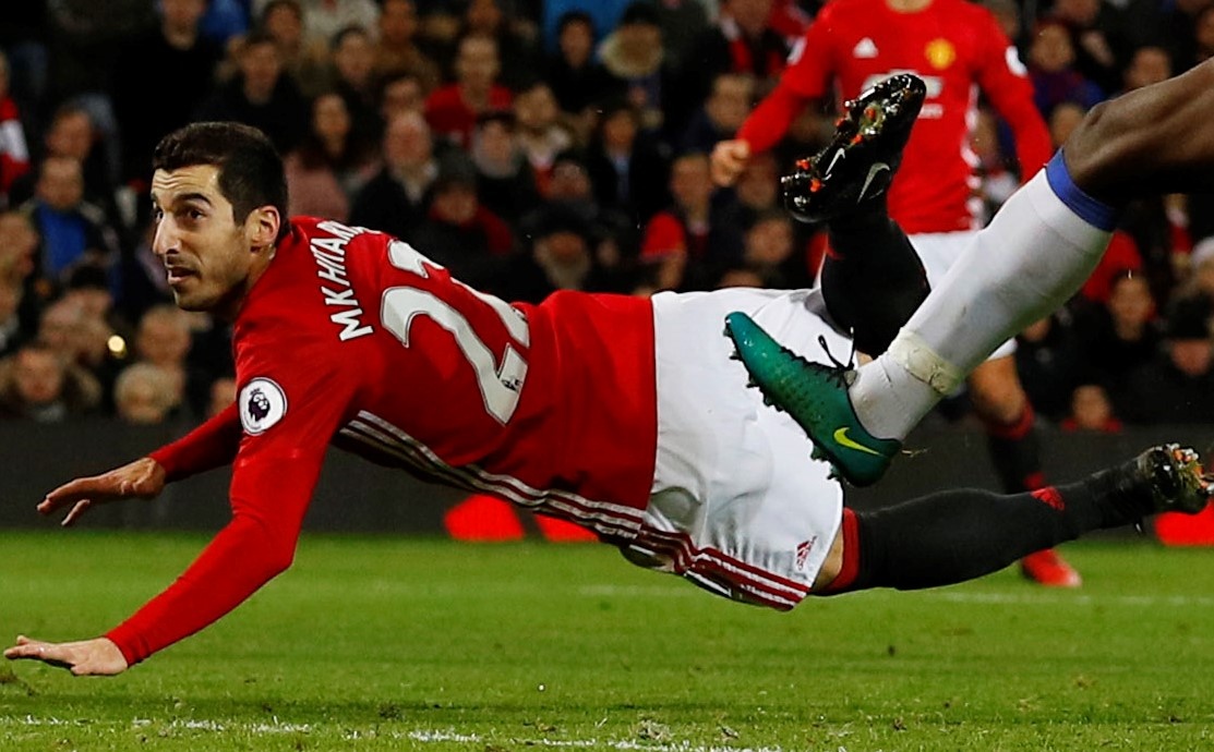 ibra xem nhe sieu pham cua Mkhitaryan anh 1