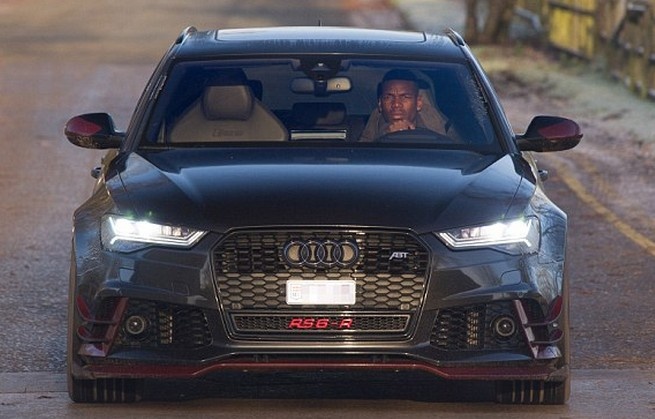 Dan xe sang do bo san tap cua MU hinh anh