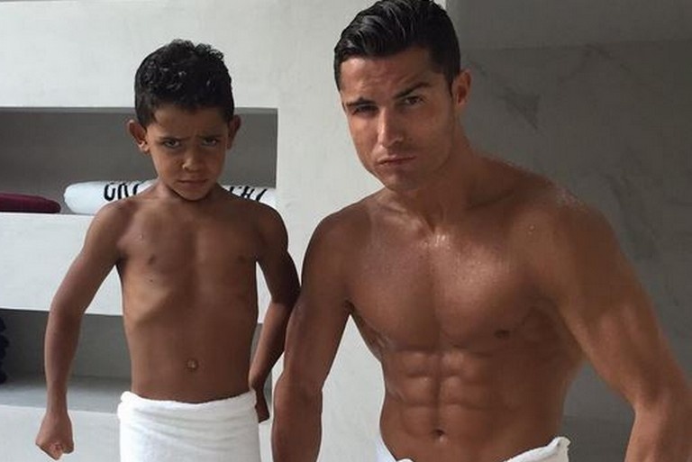 Ronaldo chon san vi tri thi dau cho con trai hinh anh