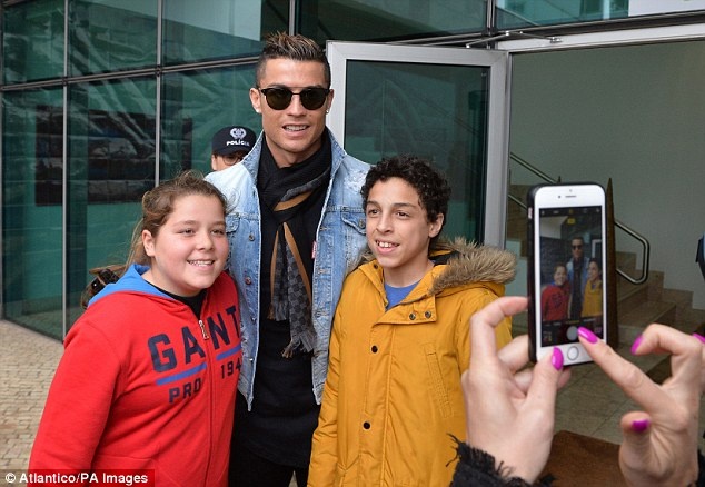 Ronaldo dua ban gai ra mat gia dinh anh 2