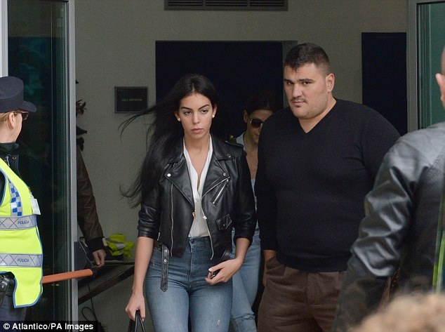 Ronaldo dua ban gai ra mat gia dinh anh 4