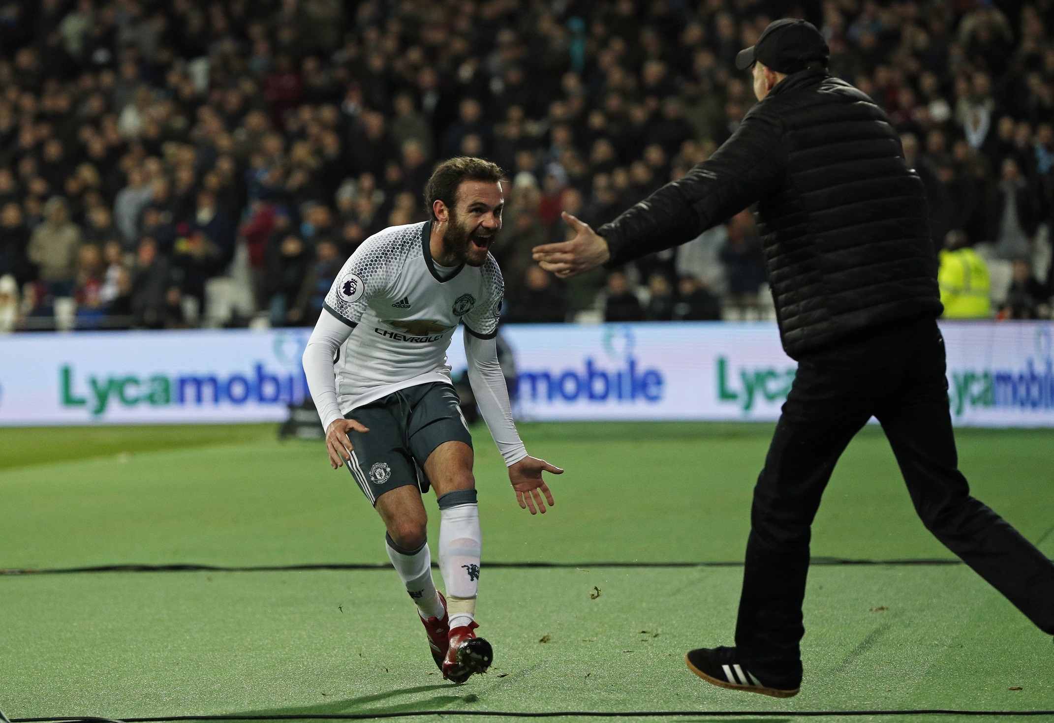 Mourinho om chat De Gea sau chien thang anh 10