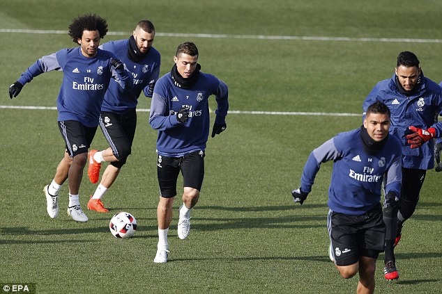 Ronaldo dua ban gai ra mat gia dinh anh 10