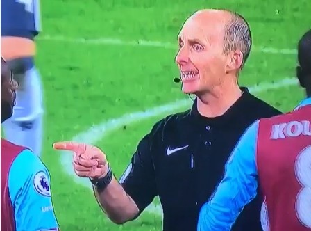 Mike Dean de doa cau thu West Ham sau khi giup MU huong loi hinh anh
