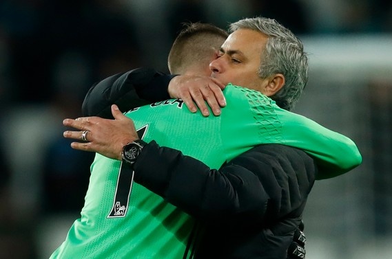 Mourinho om chat 'nguoi hung' De Gea sau tran thang hinh anh