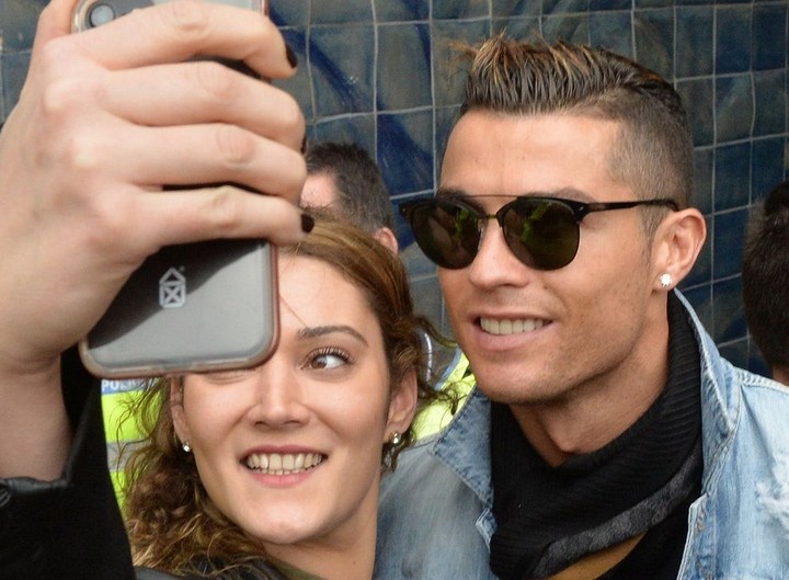 Ronaldo dua ban gai ve ra mat gia dinh hinh anh