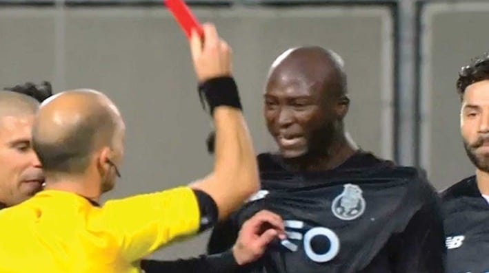 Trong tai va vao nguoi, sao Porto nhan the do roi san hinh anh