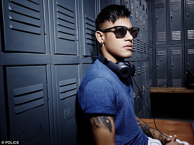 Neymar khoe tai dien xuat ben nguoi dep anh 1