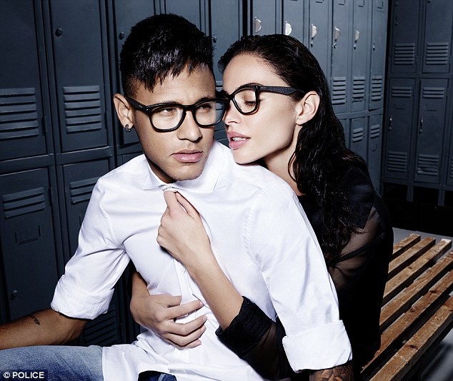 Neymar khoe tai dien xuat ben nguoi dep anh 2