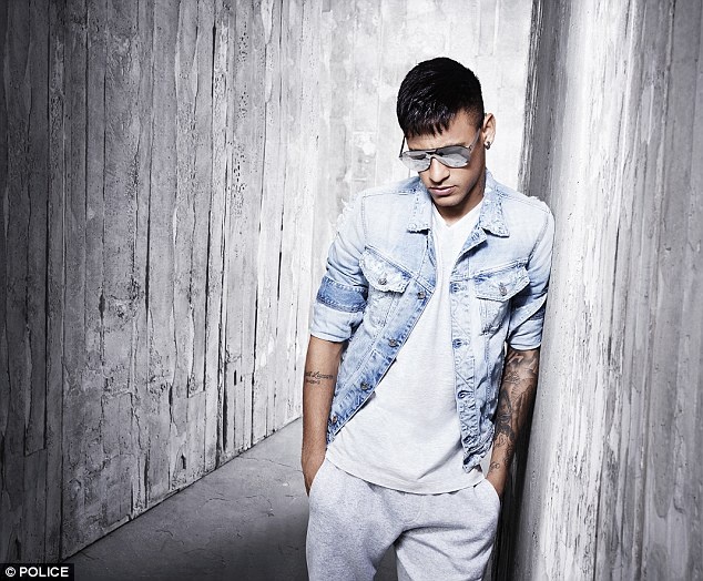 Neymar khoe tai dien xuat ben nguoi dep anh 4