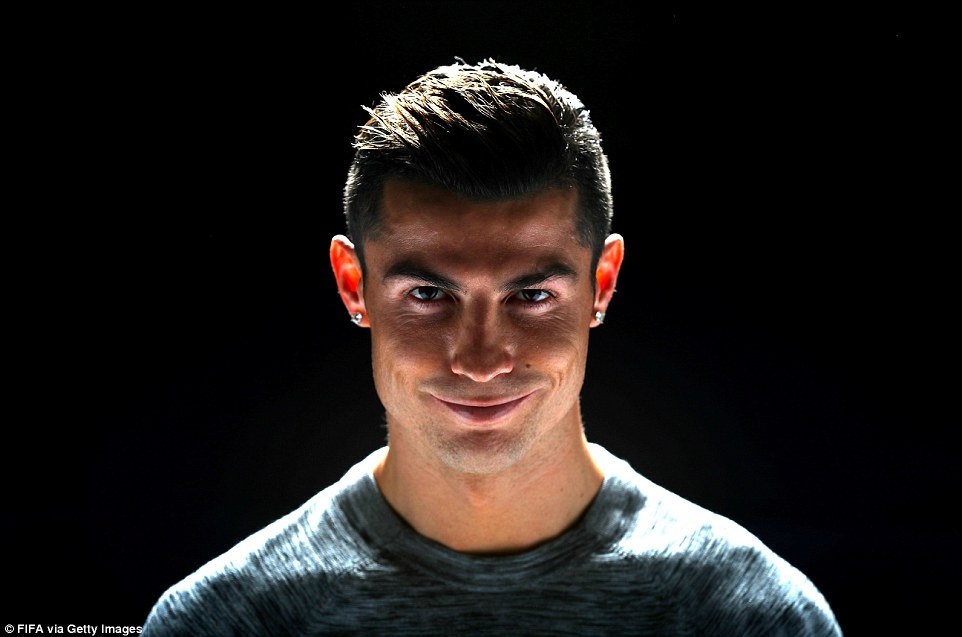 Ronaldo cuoi tinh quai vi biet se gianh giai anh 1