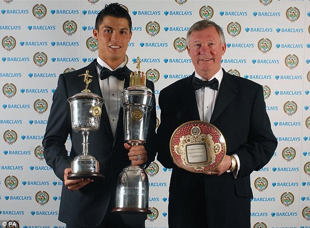 Sir Alex doi theo tung buoc di cua Ronaldo anh 6